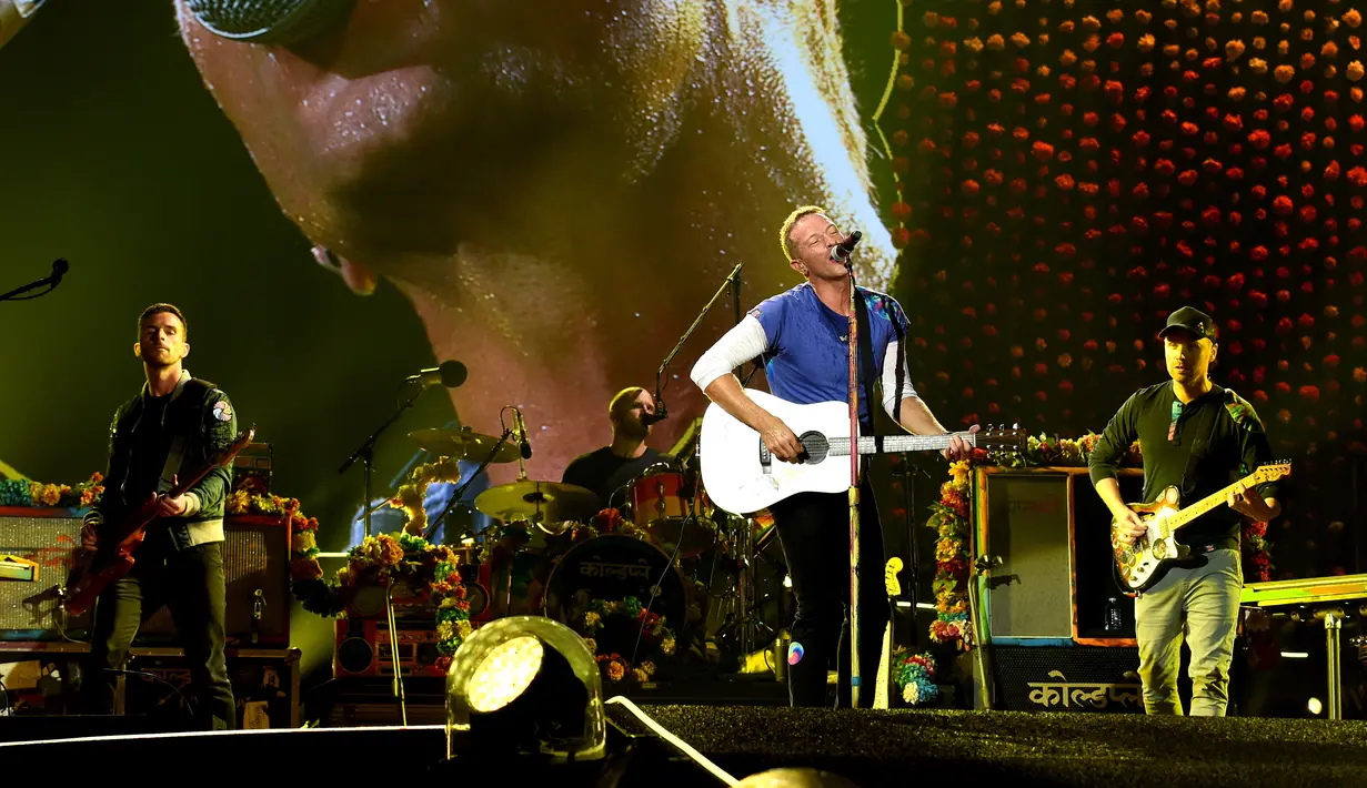 Konser Coldplay yang bertajuk A Head Full of Dreams menjadi konser paling mengguncang. Konser ini menghasilkan keuntungan sebesar Rp 5,4 trilliun. (KEVIN WINTER/GETTY IMAGES NORTH AMERICA/AFP)