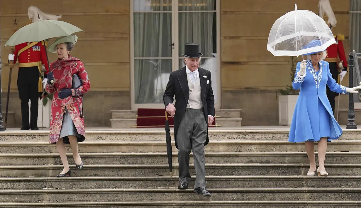 Pangeran Kerajaan Inggris Charles (tengah), Duchess of Cornwall Camilla (kanan), dan Putri Anne (kiri) berjalan menuruni tangga saat Pesta Taman Kerajaan yang diadakan di Istana Buckingham, London, Inggris, 11 Mei 2022. (Jonathan Brady/Pool Photo via AP)
