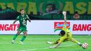 Pemain Persebaya Surabaya, Riyan Ardiansyah, mencetak gol ke gawang Madura United pada lanjutan BRI Super League 2025/2026 di Stadion Gelora Bung Tomo Jumat (17/4/2026). (Bola.com/M Iqbal Ichsan)