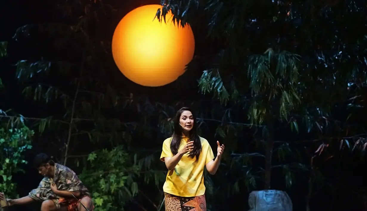 Maudy Koesnaedi pementasan orang rimba. (Bambang E Ros/Fimela.com)