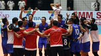 Pemain Timnas voli putra Indonesia merayakan kemenangan atas Iran di Perempat Final Kejuaraan Voli Asia 2017 di GOR Tri Dharma, Gresik, Minggu (30/7). Indonesia menang 3-2 (18-25, 18-25, 25-23, 25-24, 15-11). (Liputan6.com/Helmi Fithriansyah)