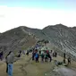 Para wisatawan sedang menikmati indahnya kawah ijen Banyuwangi (Istimewa)