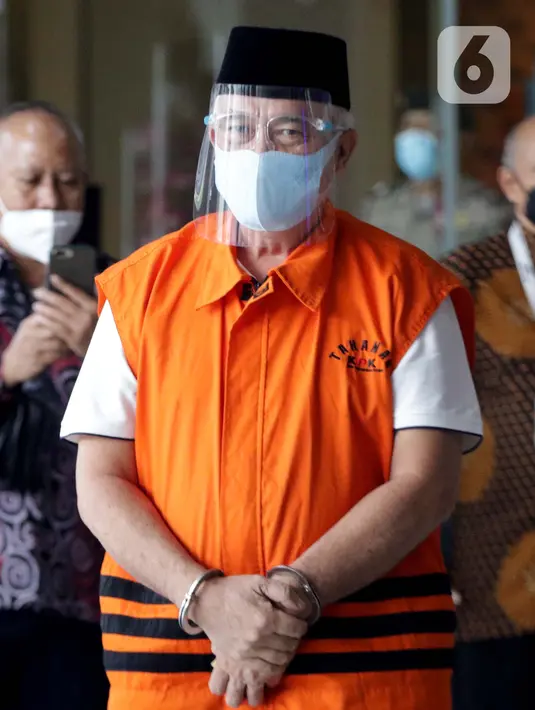 Bupati Banggai Laut nonaktif Wenny Bukamo, seusai menjalani pemeriksaan di Gedung KPK, Jakarta, Rabu (3/3/2021). Wenny Bukamo diperiksa dalam perkara suap pengadaan barang atau jasa di lingkungan Pemerintah Kabupaten Banggai Laut, Sulawesi Tengah TA 2020. (Liputan6.com/Helmi Fithriansyah)