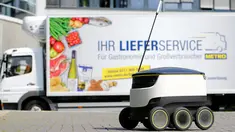 Sebuah mobil mungil beroda enam buatan Starship Technologies saat demonstrasi di kantor pusat Metro, Jerman, Selasa (7/6). Mobil bertenaga arus listrik dan mampu melakukan pengiriman barang/dokumen secara tuntas dari 5-30 menit. (REUTERS/Wolfgang Rattay)