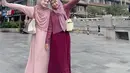 Kota Xi'an terkenal dengan bangunan kunonya, tak heran Ricis dan Nadzira mengabadikan momen kebersamaan dengan berfoto di depan bangunan bersejarah Tiongkok tersebut. Di momen ini Nadzira tampil dengan abaya, sementara Ricis kenakan kaus dan rok. (Liputan6.com/IG/@riaricis1795)