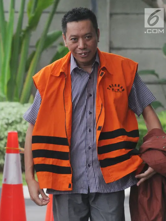 Tersangka Ali Murtopo tiba untuk menjalani pemeriksaan di Gedung KPK, Jakarta, Kamis (6/12). Ali Murtopo diperiksa terkait proyek di Dinas Pendidikan Kabupaten Malang pada tahun anggaran 2011. (Merdeka.com/Dwi Narwoko)