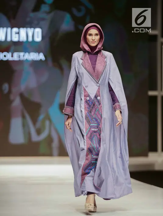 Model mengenakan busana rancangan desainer Wingyo saat tampil dalam Muslim Fashion Festival 2018 di Jakarta, Jumat (20/4). Wingyo menampilkan rancanganya dengan tema 'Violetaria'. (Liputan6.com/Faizal Fanani)
