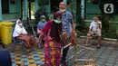 Seorang lansia berjalan saat latihan angklung di Rumah Rehabilitasi Psikososial Dinas Sosial Kota Tangerang, Banten, Rabu (19/5/2021). Kegiatan berlatih angklung bagi lansia tersebut guna mengisi waktu luang sekaligus melatih motorik, auditori, dan sensorik para lansia. (Liputan6.com/Angga Yuniar)