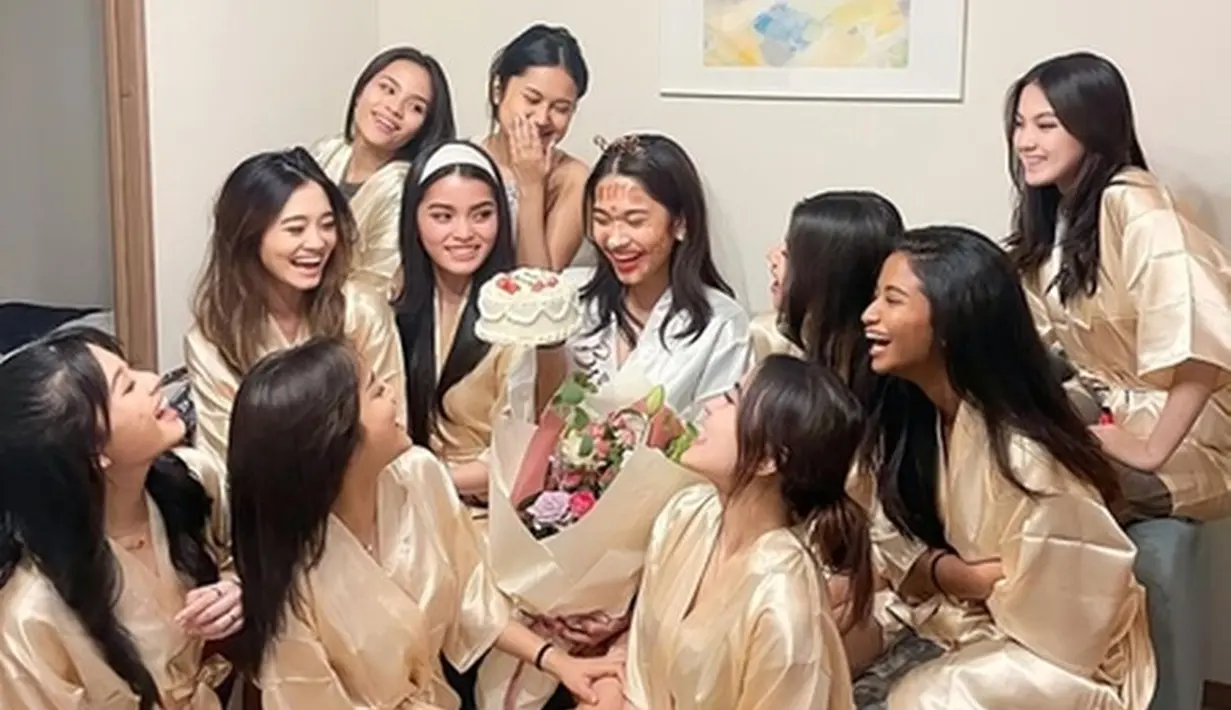 Saat momen bridal shower Azizah Salsha, Fuji turut hadir. Ia menemani saat-saat terakhir Azizah Salsha sebelum sah menjadi istri Pratama Arhan. Kehadiran Fuji ini sangat berarti bagi Azizah. (Liputan6.com/IG/fuji_an)