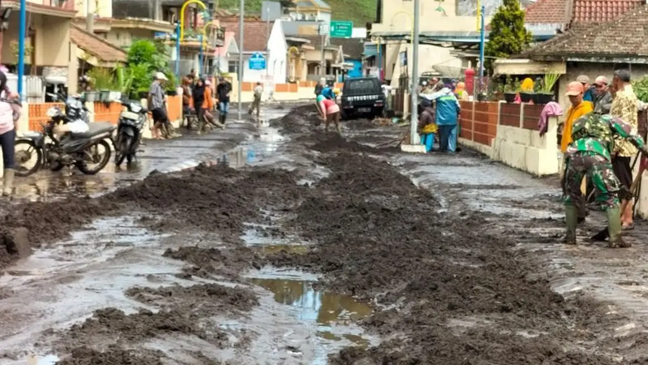 Warga membersihkan material lumpur akibat banjir bandang di Desa Ranu Pani Lumajang (Istimewa)
