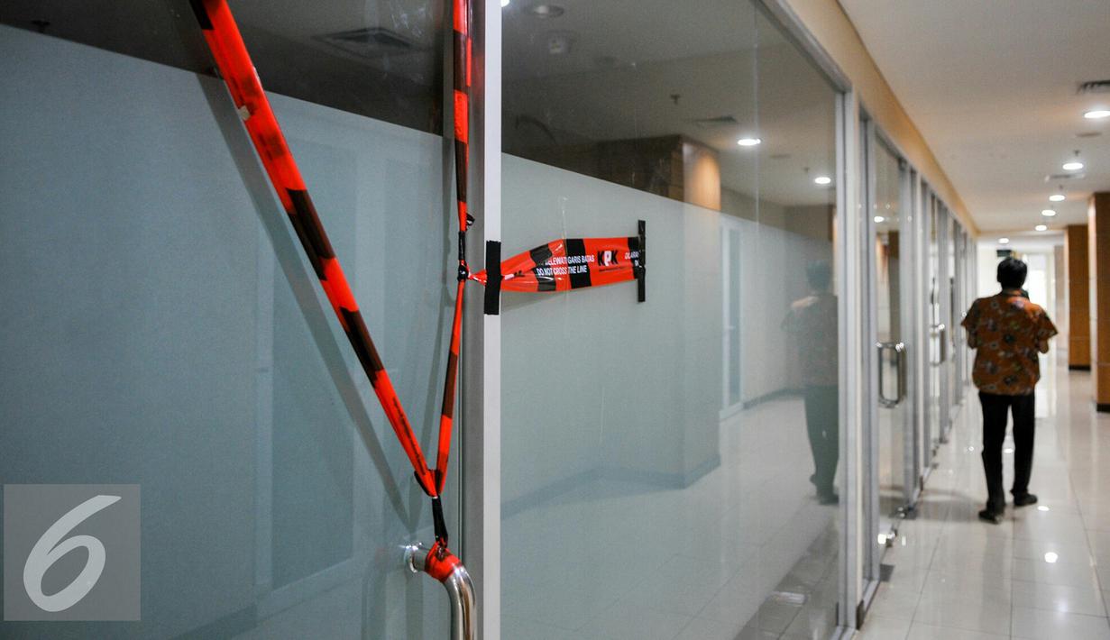 Sebanyak 4 ruangan di gedung DPRD DKI Jakarta disegel oleh KPK, Jakarta, Jumat (1/4). Penyegelan tersebut menyusul OTT yang dilakukan terhadap Ketua Komisi D DPRD DKI Jakarta, Mohammad Sanusi. (Liputan6.com/Yoppy Renato)