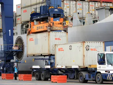 Petugas melakukan aktivitas di Terminal Peti Kemas (TPK) Koja, Pelabuhan Tanjung Priok, Jakarta, Selasa (25/10). Manajemen TPK terus meningkatkan produktivitas guna memastikan kegiataan arus barang berjalan lancar di pelabuhan. (Liputan6.com/TPK Koja)