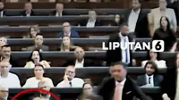 Anggota parlemen dari kubu oposisi, Time Kadrijaj, melempari pelaksana tugas Perdana Menteri Kosovo Albin Kurti dengan telur saat sidang pembentukan parlemen baru, Sabtu (8/8).

Sambil meneriakkan "malu, malu", Kadrijaj melemparkan telur ke arah Kurti. Petugas keamanan dan anggota parlemen langsu...