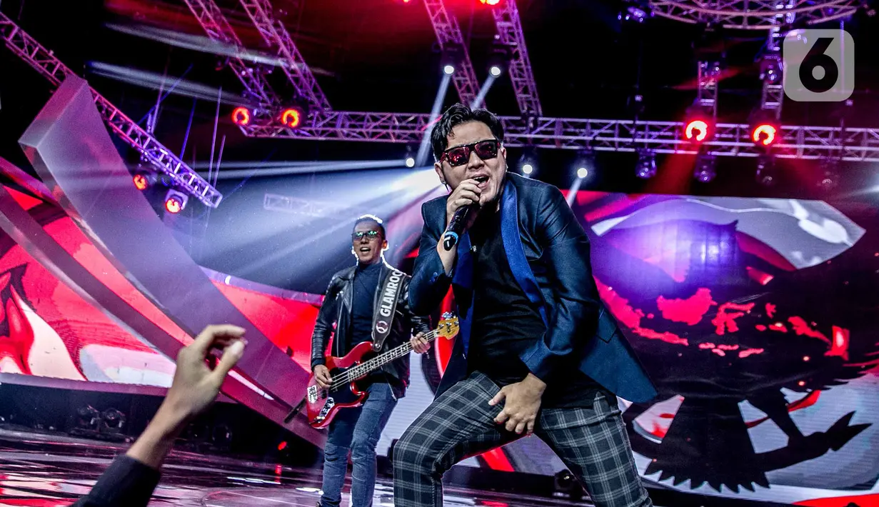 Penampilan Five Minutes di atas panggung Konser Luar Biasa  Indonesian Soccer Awards 2019 di Studio 6 Indosiar, Jakarta, Jumat (10/1/2020). Dalam penampilanya Five Minutes membawakan lagu  "Garuda di Dadaku". (Liputan6.com/Faizal Fanani)
