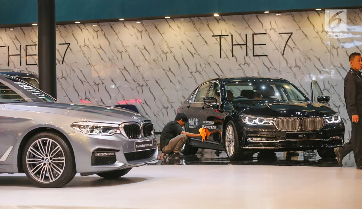 Pekerja membersihan mobil BMW The 7 di pameran GIIAS 2019, di ICE BSD, Tangerang, Jumat (19/7/2019). BMW Group Indonesia merilis tiga mobil baru All-New BMW Seri 3, New BMW Seri 5, dan New BMW i3s yang akan mengaspal di Indonesia. (Liputan6.com/Fery Pradolo)