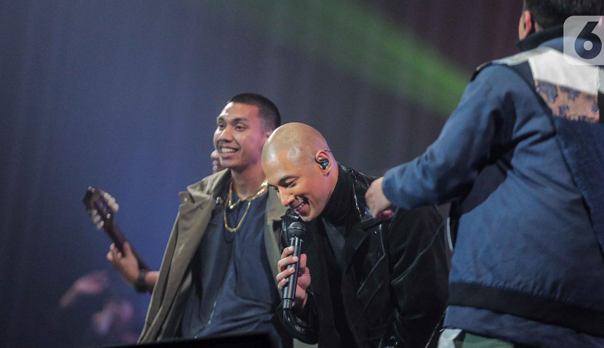 Marcell berduet dengan RAN dalam konser “ Marcell Tujuh Belas" di Balai Sarbini, Jakarta, Jumat (18/10/2019). Dalam penampilannya mereka membawakan lagu hitsnya yaitu candu asmara dan pandangan pertama. (Liputan6.com/Faizal Fanani)