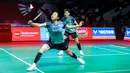 Pebulu tangkis ganda putri Indonesia, Amallia Cahaya Pratiwi/Siti Fadia Silva Ramadhanti menerima kok dari pasangan Korea Selatan, Baek Ha Na/Lee So Hee dalam laga 32 besar Indonesia Open 2026 di Istora, Kompleks Stadion Utama Gelora Bung Karno (SUGBK), Senayan, Jakarta, Rabu (03/06/2026). (Bola.com/Bagaskara Lazuardi)