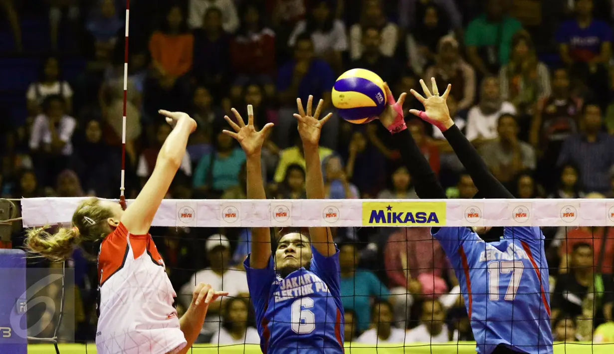 Pebola voli putri Jakarta Electrik PLN, Yolana Betha Pangestika (kiri) menahan smes dari tim Jakarta Pertamina Energi pada final four Proliga 2017di GOR C'Tra Arena, Minggu (16/4). Jakarta Electrik PLN menang dengan skor 3-1. (Liputan6.com/Yoppy Renato)