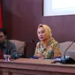 Rektor UGM Dwikorita Karnawati menggelar konferensi pers mengenai penelitian Tim Mitigasi Bencana Longsor di Desa Banaran, Kecamatan Pulung, Kabupaten Ponorogo, Jawa Timur. (Liputan6.com/Yanuar H)