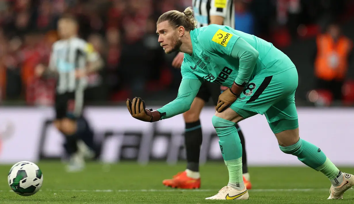 <p>Kiper Newcastle, Loris Karius memberikan umpan kepada rekannya pada laga final Carabao Cup 2022/2023 melawan Mancehster United di Stadion Wembley, London, Senin (27/02/2023) dini hari WIB.&nbsp;(AFP/Glyn Kirk)</p>
