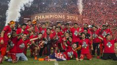 Para pemain Persija Jakarta merayakan gelar juara Piala Presiden setelah mengalahkan Bali United di SUGBK, Jakarta, Sabtu (17/2/2018). Persija menang 3-0 atas Bali United. (Bola.com/Vitalis Yogi Trisna)