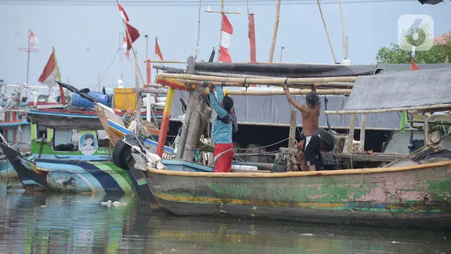Cuaca Ekstrem Paksa Nelayan Angke Pulang Lebih Awal