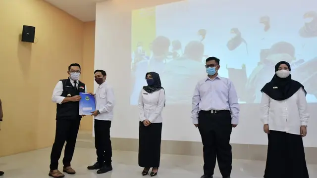 Pemberian bantuan bagi keluarga tak mampu oleh Ridwan Kamil.