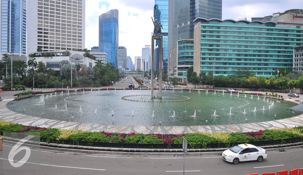 Suasana jalan lengang di Kawasan Bundaran HI, Jakarta, Rabu (15/2). Suasana di beberapa ruas jalan di DKI Jakarta lengang pada hari libur nasional pemungutan suara pilkada DKI Jakarta. (Liputan6.com/Angga Yuniar)