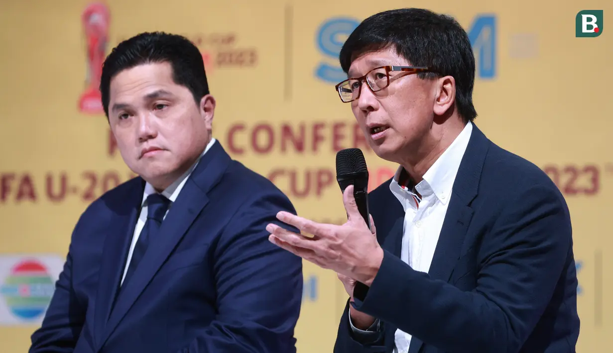Ketua PSSI, Erick Thohir (kiri) bersama Direktur Utama SCM Sutanto Hartono dalam konferensi pers SCM sebagai Official Broadcaster Piala Dunia U-20 2023 di Jakarta, Selasa (28/2/2023). (Bola.com/Muhammad Iqbal Ichsan)