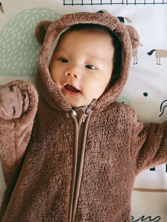 Arthur memakai jaket beruang membuatnya tampak imut dan lucu. Di akun instagramnya, ia sering membagikan foto tentang keseharian Arthur. (Liputan6.com/IG/@arthurm.po)