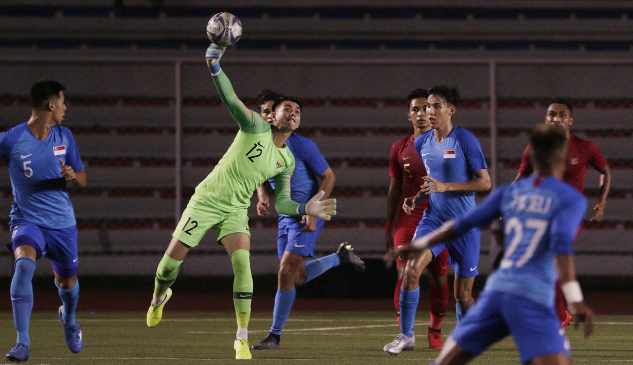 Kiper Timnas Indonesia U-22, Nadeo Argawinata, melempar bola saat melawan Singapura U-22 pada laga SEA Games 2019 di Stadion Rizal Memorial, Manila, Kamis (28/11). Indonesia menang 2-0 atas Singapura. (Bola.com/M Iqbal Ichsan)