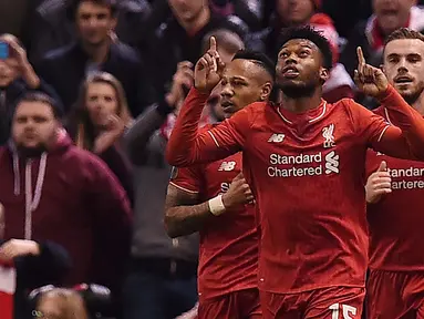 Daniel Sturridge (tengah) mencetak satu gol saat Liverpool menghalahkan Manchester United 2-0  pada leg pertama 16 besar liga Europa di  Stadion Anfield, Liverpool, Jumat (11/3/2016) dini hari WIB. (AFP/Paul Ellis)