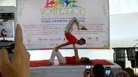 Dua juara dunia yoga, Saumik Bera dan Michelle unjuk gigi di Yoga Festival 2015. Keduanya tampil memukau di hadapan puluhan pecinta yoga 