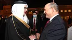 Menteri Luar Negeri Bahrain Abdullatif bin Rashid Al-Zayani menyambut Perdana Menteri Israel Naftali Bennett di bandara Manama pada 14 Februari 2022. Kunjungan itu adalah sejarah karena pertama kali dilakukan oleh PM Israel. (GPO / AFP)