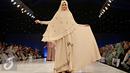 Model membawakan busana muslim rancangan Si.Se.Sa: Syar'i for Urban, Jakarta, Rabu (10/2). Peragaan menampilkan 61 koleksi dalam tujuh rangkaian babak produk terbaru Si.Se.Sa dengan rentang warna pastel yang lebar. (Liputan6.com/Immanuel Antonius)
