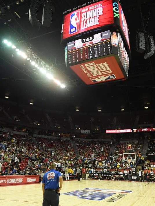 Suasana lapangan setelah gempa bumi selama pertandingan antara New Orleans Pelicans melawan New York Knicks pada NBA Summer League 2019 di Las Vegas, Nevada (5/7/2019). Gempa berkekuatan magnitudo 7,1 tersebut membuat pertandingan ditunda hingga pemberitahuan selanjutnya. (AFP Photo/Ethan Miller)
