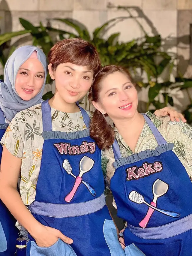 Bikin YouTube Bareng, Ini 6 Potret Kompak Dina Lorenza, Cut Keke, dan Windy Wulandari