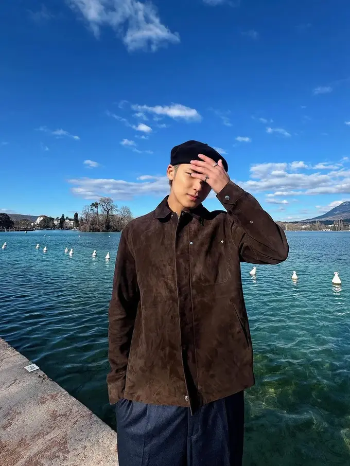 Gaya Boyfriend Material Mingyu di Pinggir Danau, Bakal Hadiri Dior Women's Autumn-Winter 2025 Show Paris Fashion Week