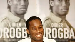Chelsea footballer Didier Drogba attends a press conference at the Stamford Bridge football ground in London, on October 16, 2008, for the launch of his book &#039;Didier Drogba: The Autobiography.&#039; AFP PHOTO/Shaun Curry 