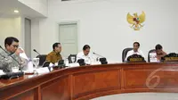 Ketua Dewan Komisioner OJK Muliaman D. Hadad (kiri) dan Gubernur BI Agus Martowardojo (kedua kiri) tampak menghadiri rapat terbatas di Istana Kepresidenan, Jakarta, Rabu (11/3/2015).(Liputan6.com/Faizal Fanani)