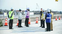 Presiden Jokowi mengunjungi proyek jalan tol Semarang-Demak (dok: PUPR)