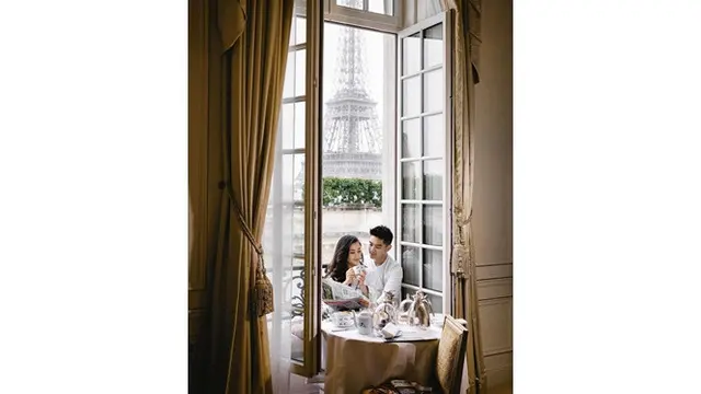 6 Foto Prewedding Boy William dan Karen di Paris, Berdansa Mesra