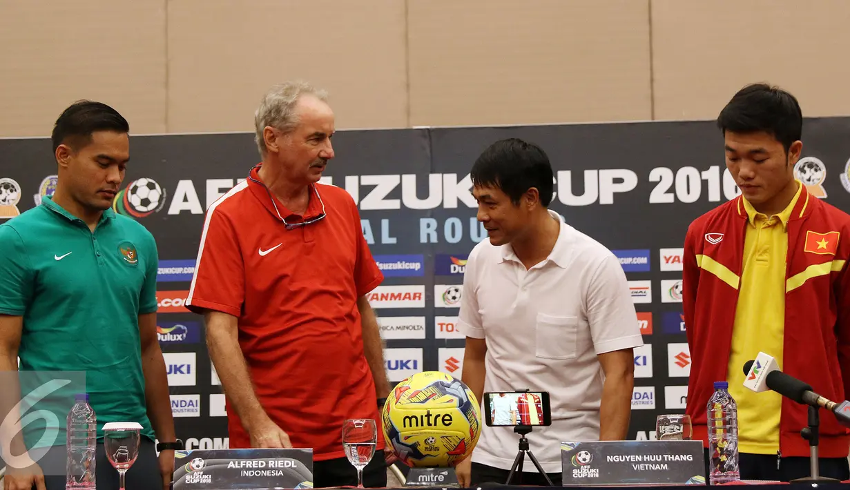 Pelatih Indonesia, Alfred Riedl (kedua kiri) berbincang bersalama pelatih Vietnam, Nguyen Huu Thang usai memberi keterangan jelang laga semifinal leg pertama Piala AFF 2016 di Bogor, Jumat (2/12). (Liputan6.com/Helmi Fithriansyah)
