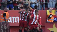 Para pemain Girona melakukan selebrasi usai Cristhian Stuani mencetak gol ke gawang Real Madrid, pada jornada 10 La Liga 2017-2018, di estadi Municipal de Montilivi, Girona, Minggu (29/10/2017). Girona menaklukkan Real Madrid dengan skor 2-1.  (AFP/Josep