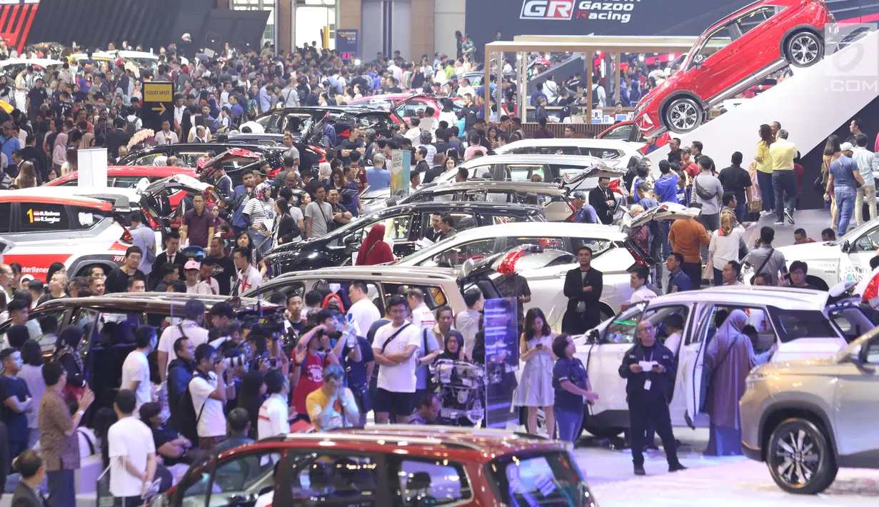 Pengunjung melihat mobil-mobil yang dipamerkan pada Gaikindo Indonesia International Auto Show (GIIAS) 2019 di ICE BSD, Tangerang, Sabtu (20/7/2019). Akhir pekan dimanfaatkan warga untuk mengunjungi pameran otomotif GIIAS terlihat dari padatnya pengunjung di setiap stan. (Liputan6.com/Angga Yuniar)