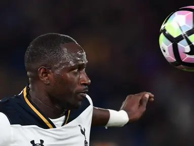 Pemain Tottenham Hotspur, Moussa Sissoko saat tampil bersama timnya pada laga Premier League melawan Crystal Palace di Selhurst Park, London (26/4/2017).  (AFP/ Ben Stansall)