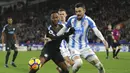 Gelandang Manchester City, Raheem Sterling, berebut bola dengan bek Huddersfield, Scott Malone, pada laga Premier League di Stadion John Smith, Huddersfield, Minggu (26/11/2017). Huddersfield kalah 1-2 dari City. (AP/Rui Viera)