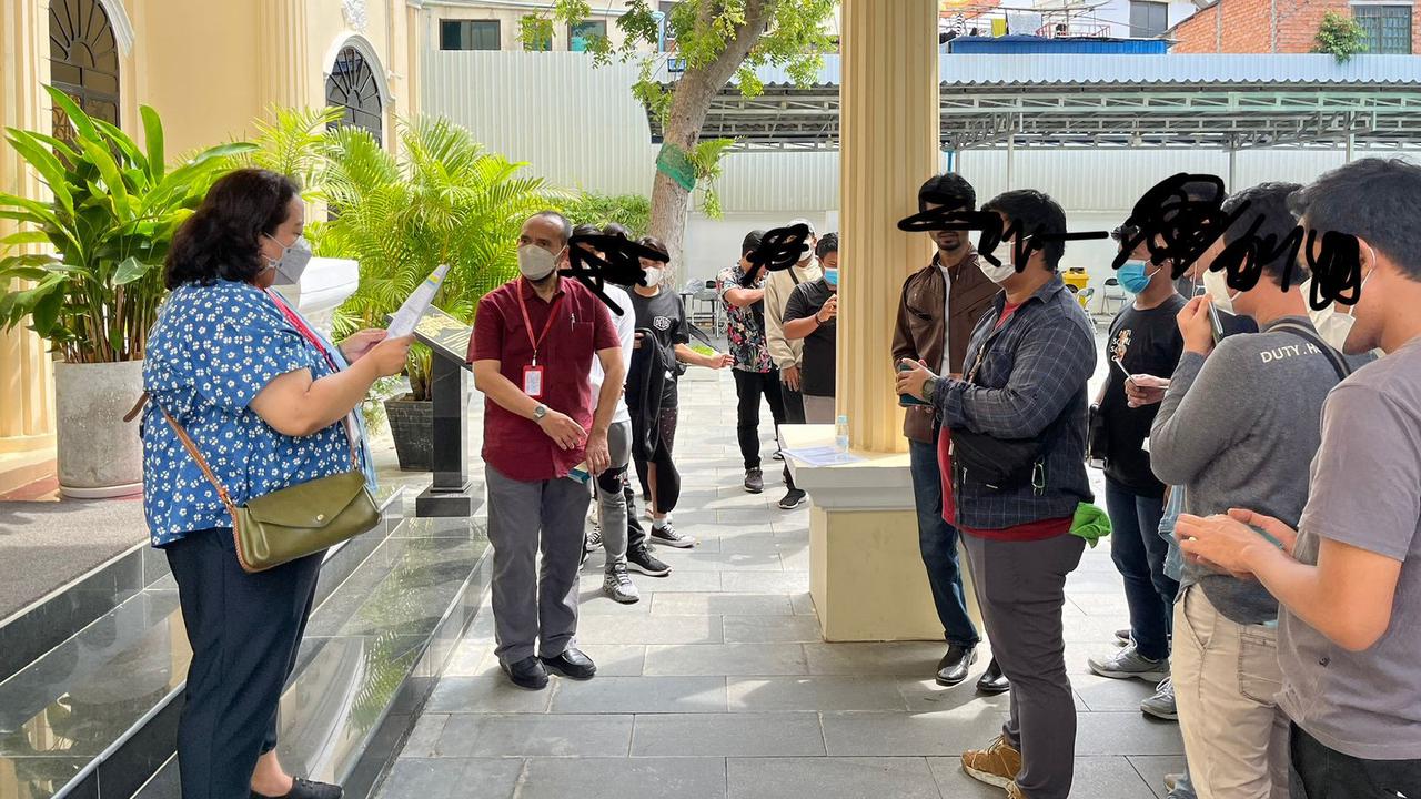 Proses repatriasi WNI dari Kamboja korban penipuan lowongan kerja. (Dok: Kemlu RI)