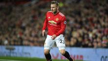 Bek Manchester United, Luke Shaw, bakal memutuskan masa depannya pada akhir musim 2017-2018 karena merasa diperlakukan tidak adil oleh manajer Jose Mourinho. (AFP/Oli Scarff)