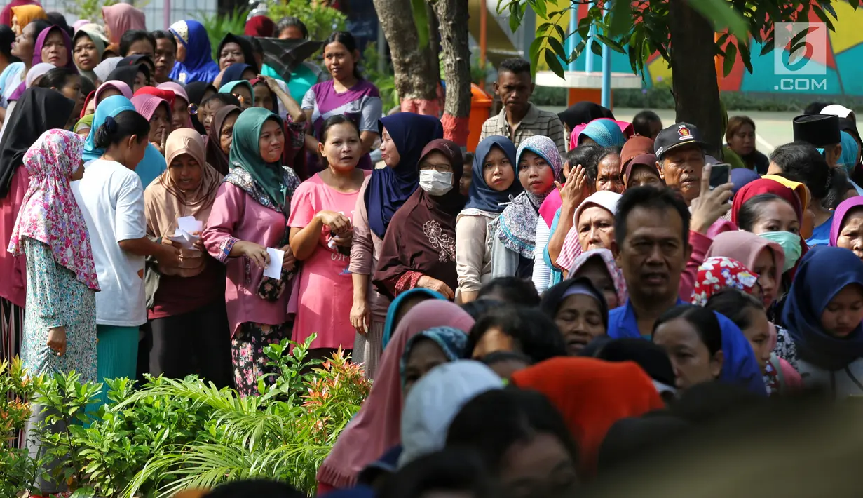 Antrean sejumlah warga untuk membeli sembako murah di RPTRA Alur Dahlia, Tegal Alur, Jakarta Barat, Selasa (21/5/2019). PT Asabri (Persero) menjual sebanyak 3 ribu sembako seharga Rp 10 ribu kepada masyarakat sekitar. (Liputan6.com/Johan Tallo)
